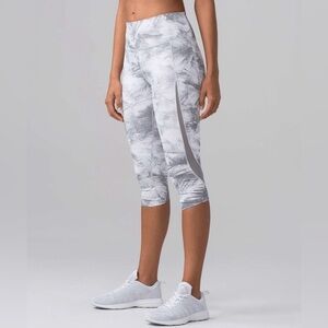 EUC Lululemon Essential Rhythm Crop
